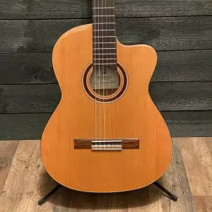 قیمت و خرید گیتار آدمیرا ویرتئوز efc